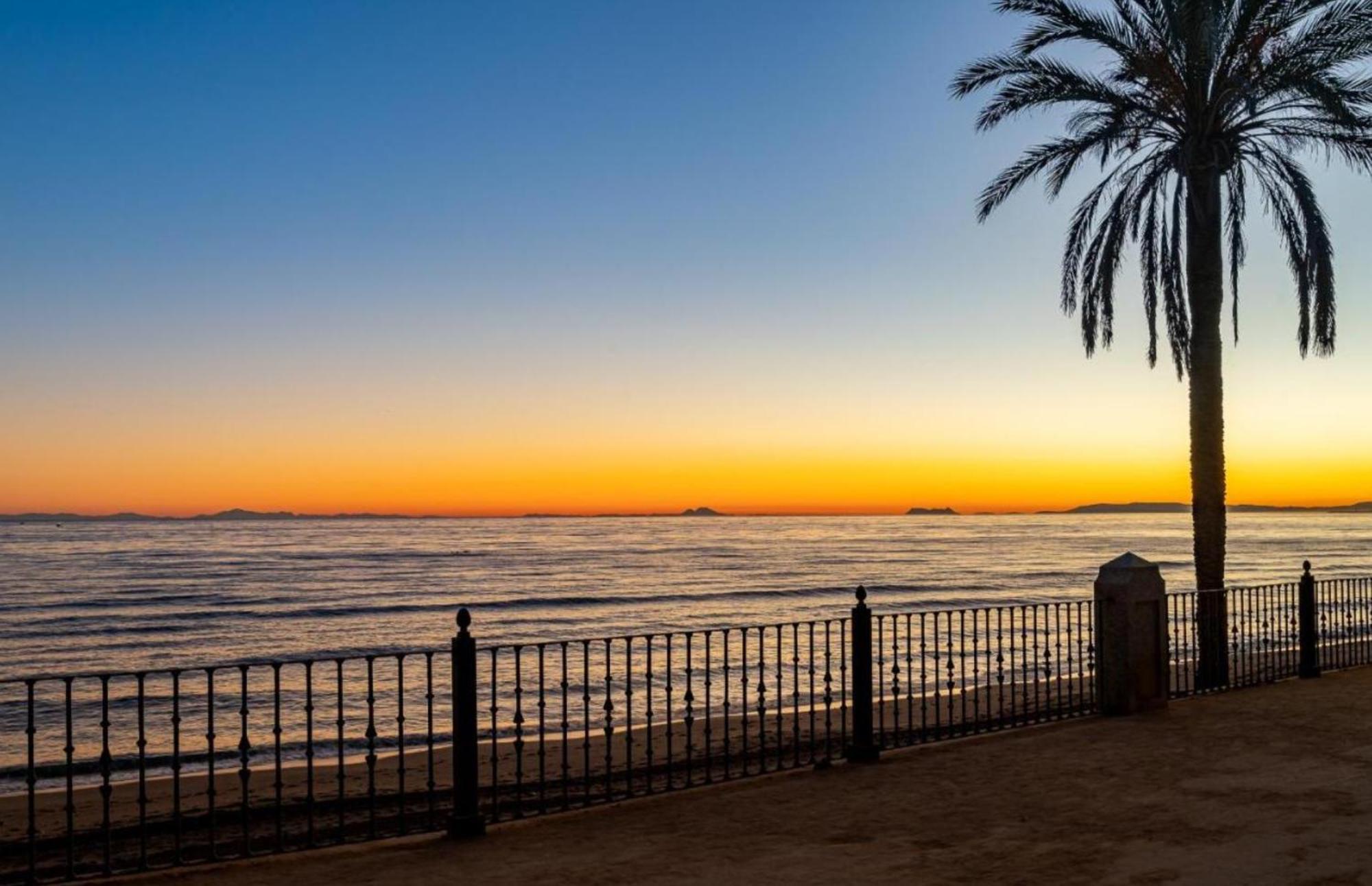 Iron House - Golden Mile Penthouse Bathtub Puente Apartment Marbella