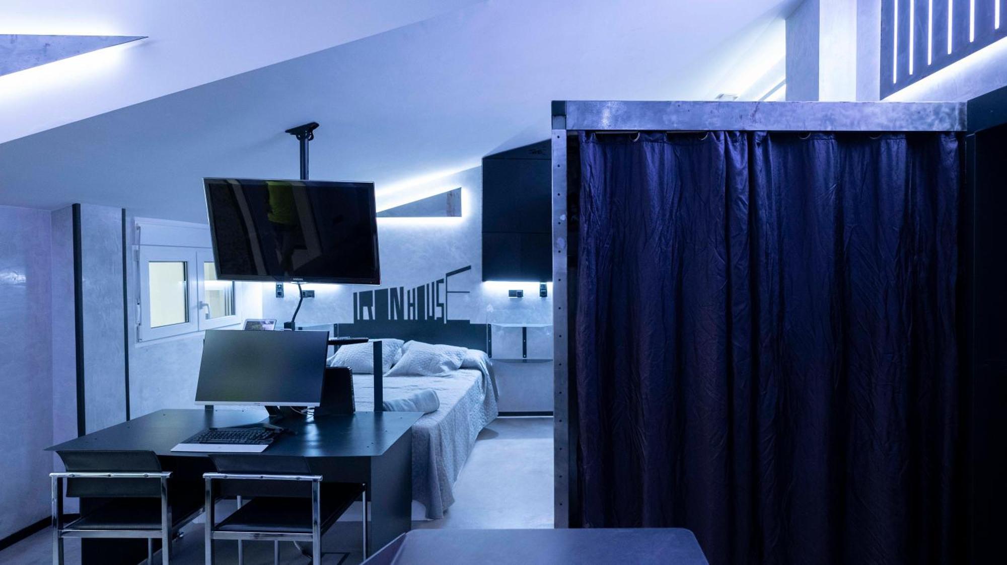Apartment Iron House - Golden Mile Penthouse Bathtub Puente Marbella