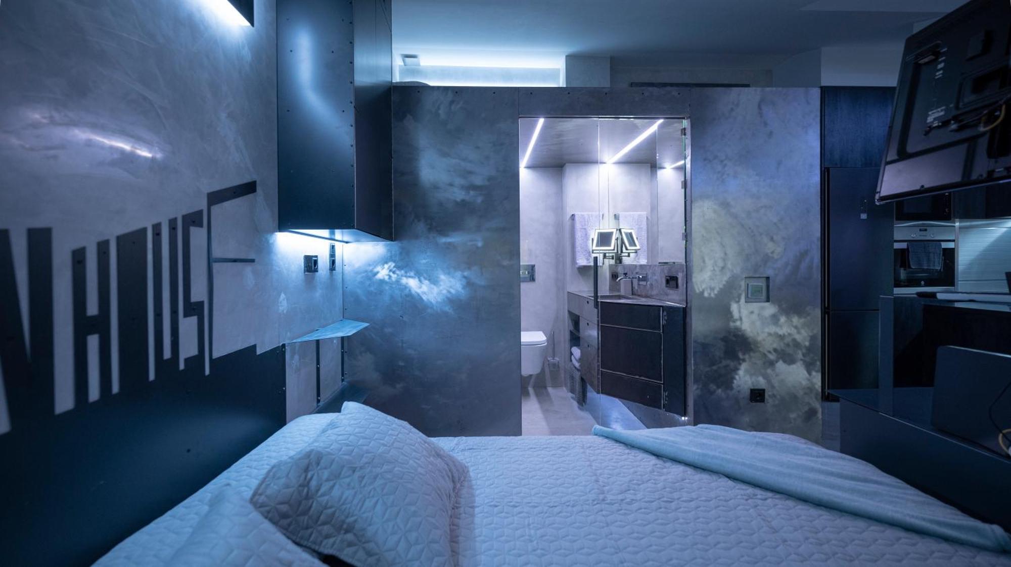 Iron House - Golden Mile Penthouse Bathtub Puente Apartment *