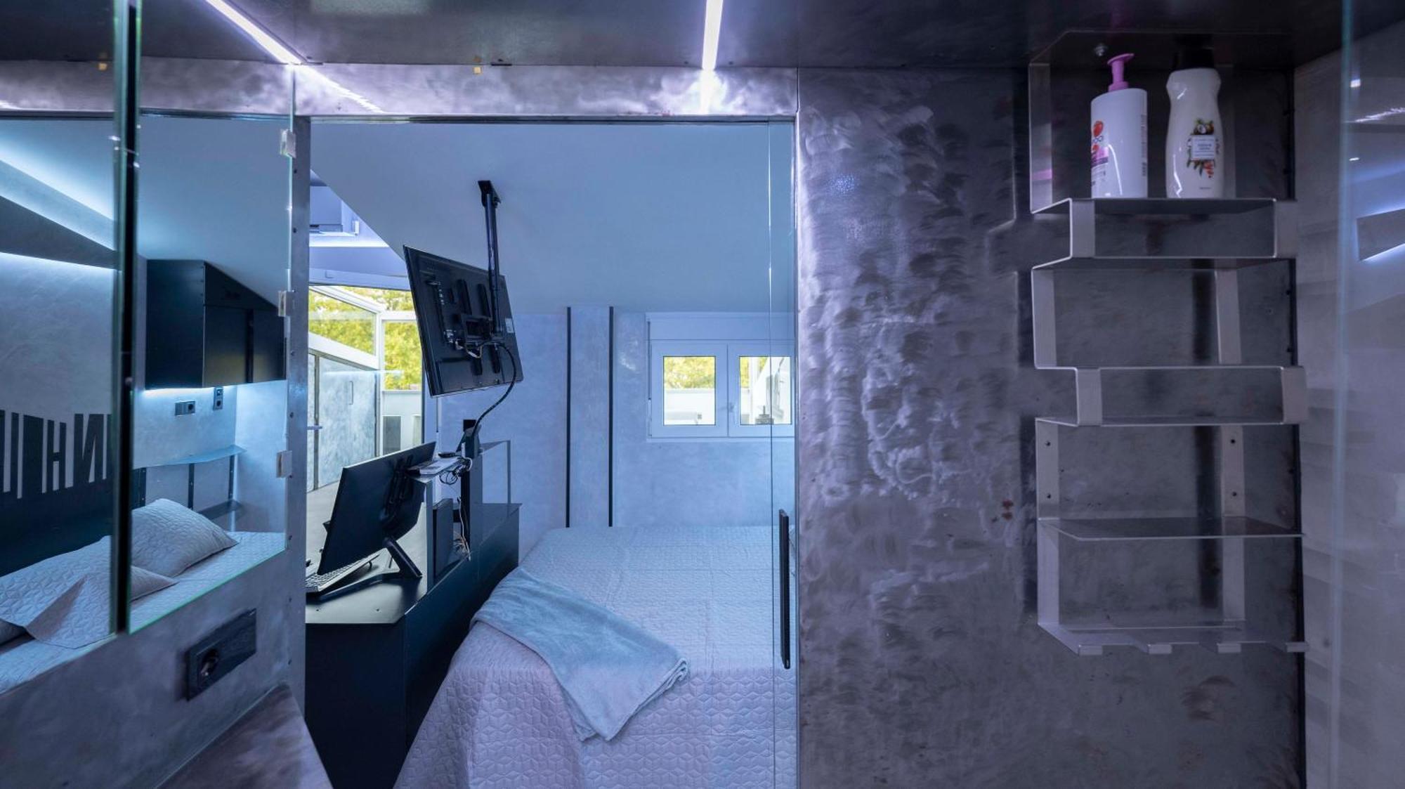 Iron House - Golden Mile Penthouse Bathtub Puente Apartment Marbella