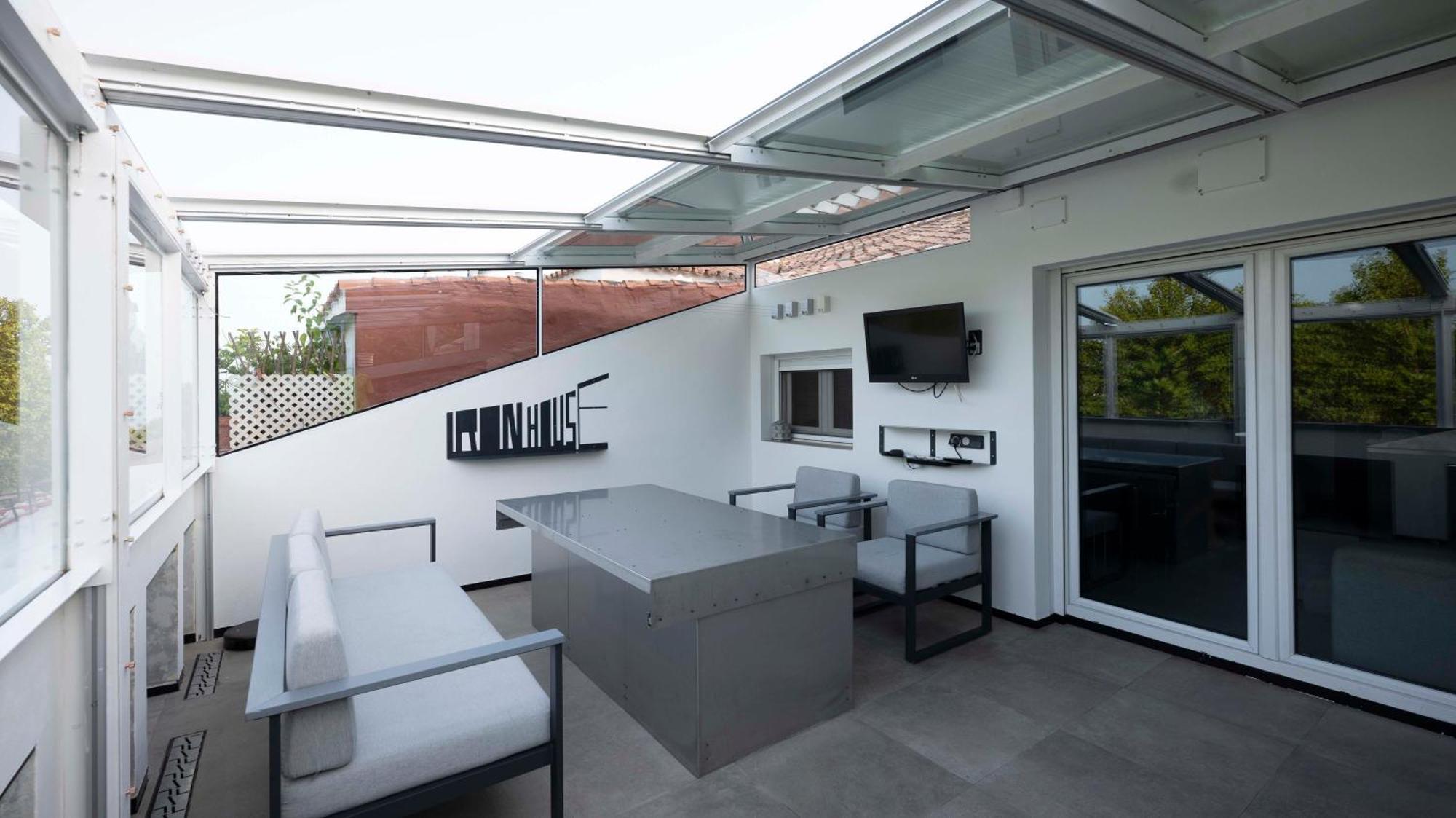 Iron House - Golden Mile Penthouse Bathtub Puente