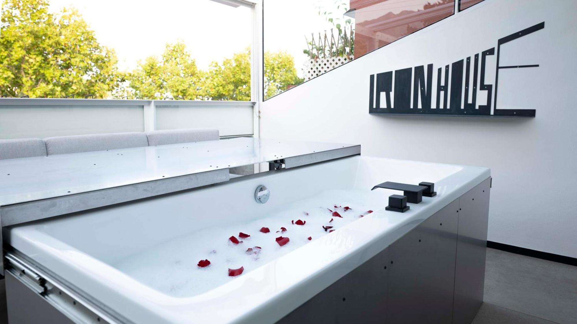Iron House - Golden Mile Penthouse Bathtub Puente Apartment *