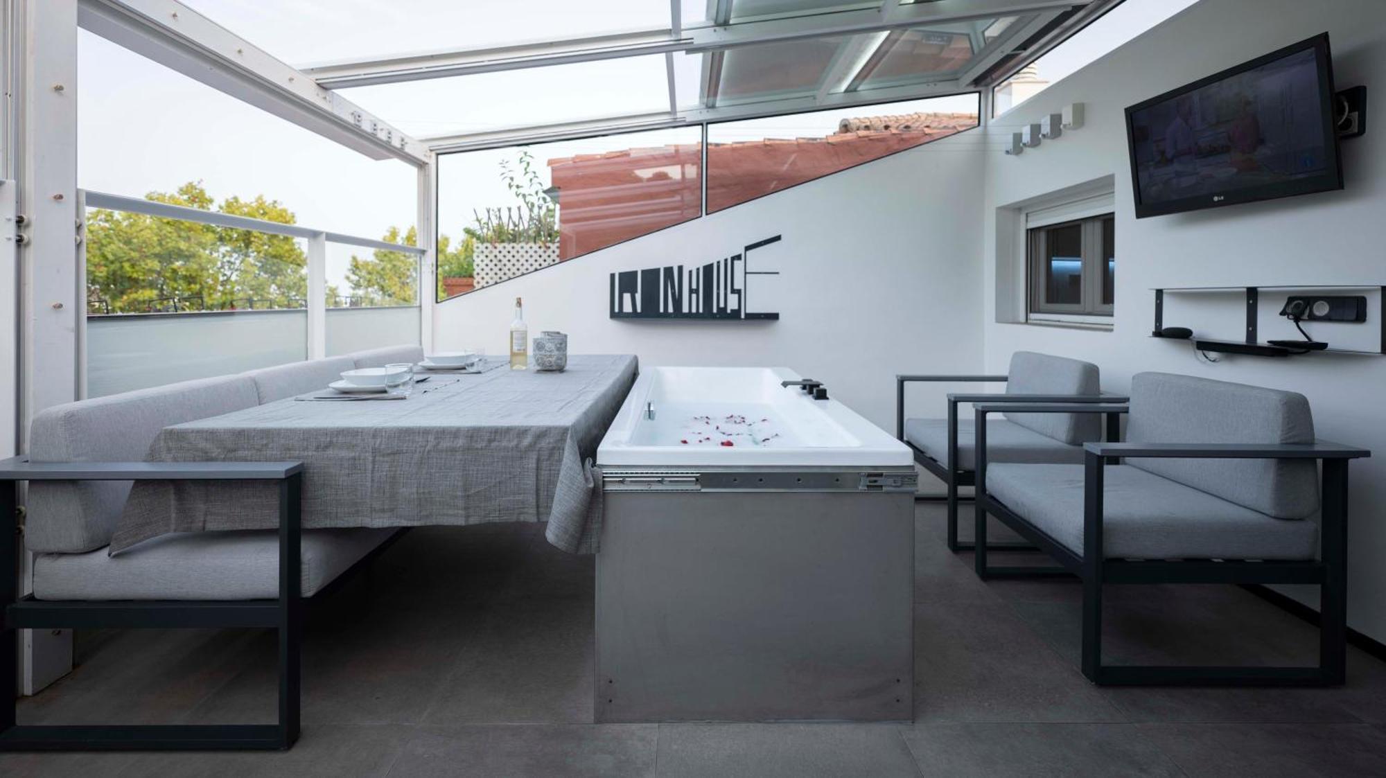 Iron House - Golden Mile Penthouse Bathtub Puente *