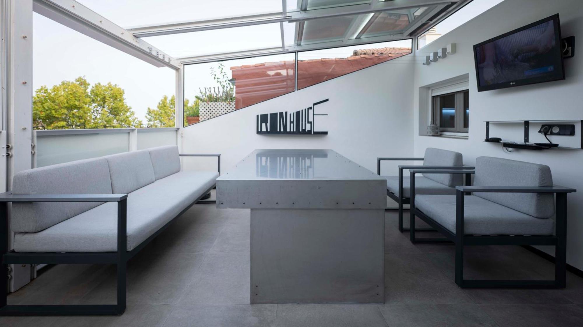 Iron House - Golden Mile Penthouse Bathtub Puente Apartment