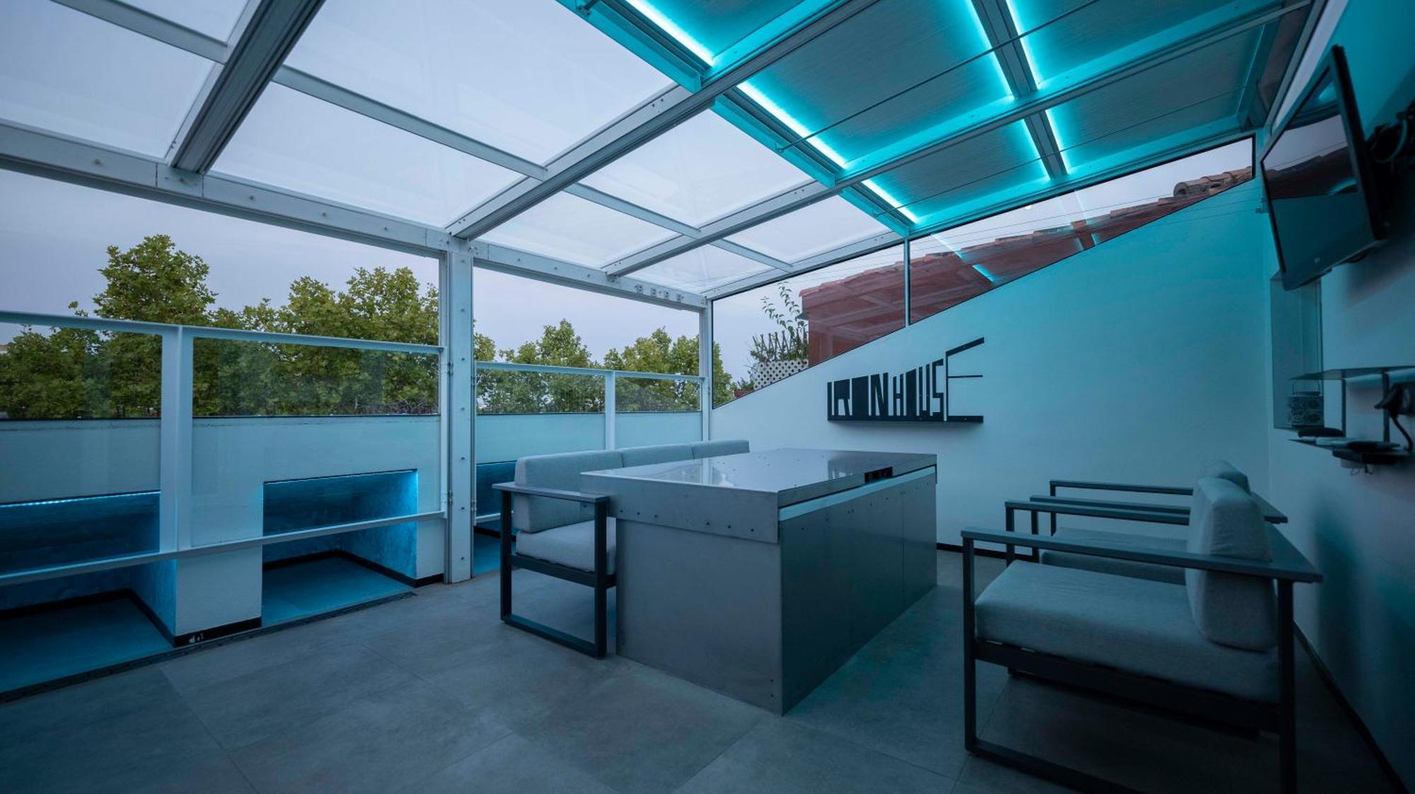 Iron House - Golden Mile Penthouse Bathtub Puente Apartment Marbella