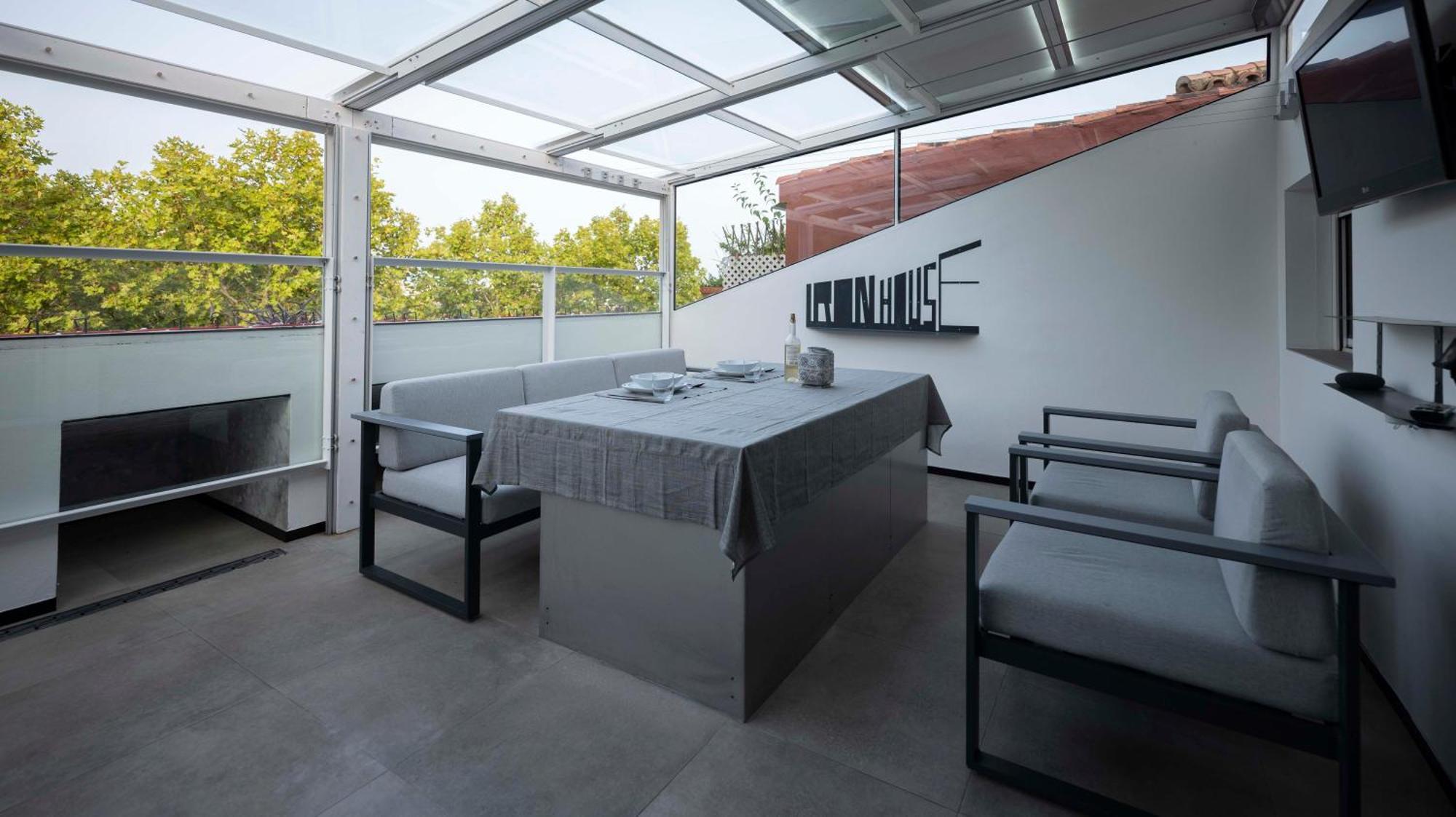 Iron House - Golden Mile Penthouse Bathtub Puente