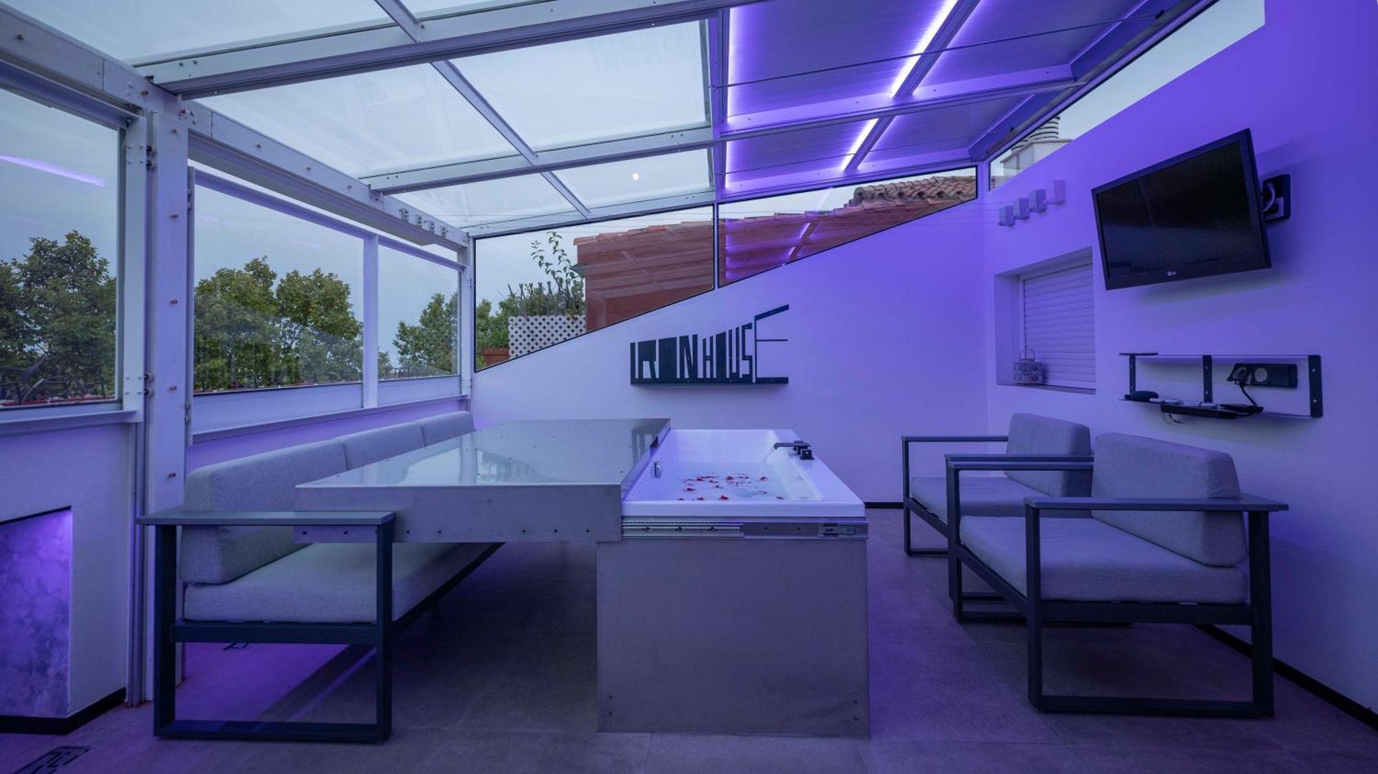 Iron House - Golden Mile Penthouse Bathtub Puente Apartment *